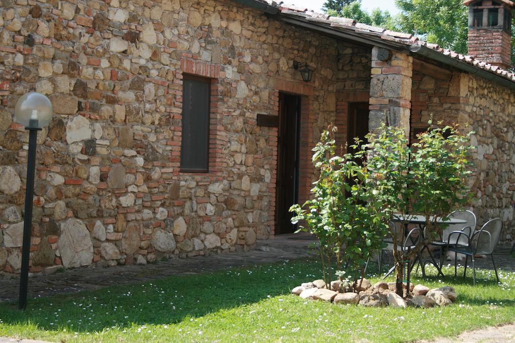 Agriturismo Il Torrione Lecchi Bagian luar foto