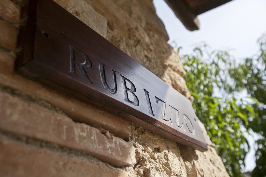 Agriturismo Il Torrione Lecchi Bagian luar foto