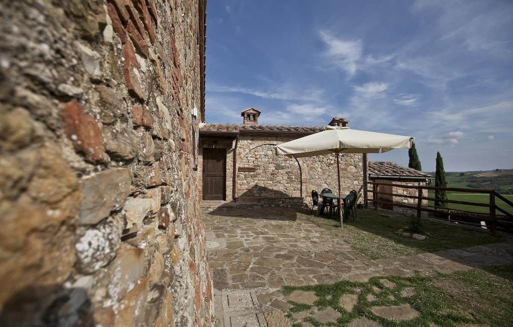 Agriturismo Il Torrione Lecchi Bagian luar foto